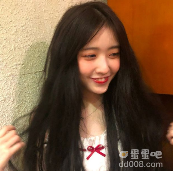 她是厦门大学的一名学生,抖音号叫做蛇星霸霸,微博叫做蛇喜界猛女