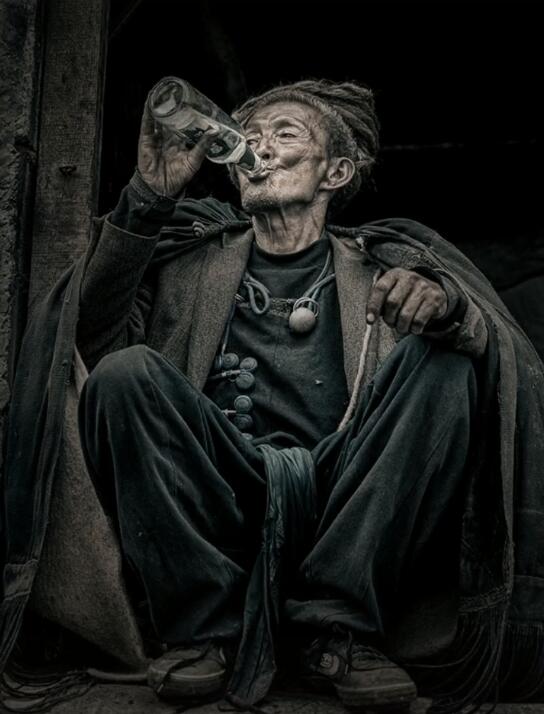 《抖音》彝族老人在门口独自喝酒高清图下载