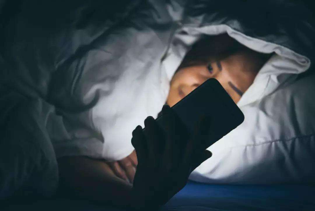 《QQ》夸夸红包熬夜了主题红包领取方法介绍